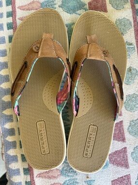Sperry Women’s Seafish Tan Flip Flops with Coral Floral Lining size 9